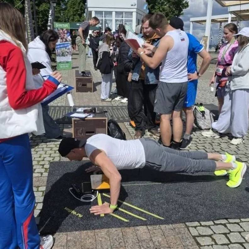 В сквере имени Константина Иванова (Московская набережная) прошёл 12-й Зелёный марафон.🏃